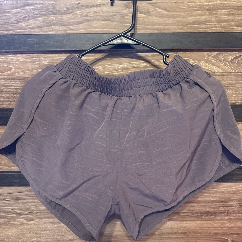 Puliou Women's Athletic Shorts in Dusty Mauve with 1-Zipper Pocket. Size Medium